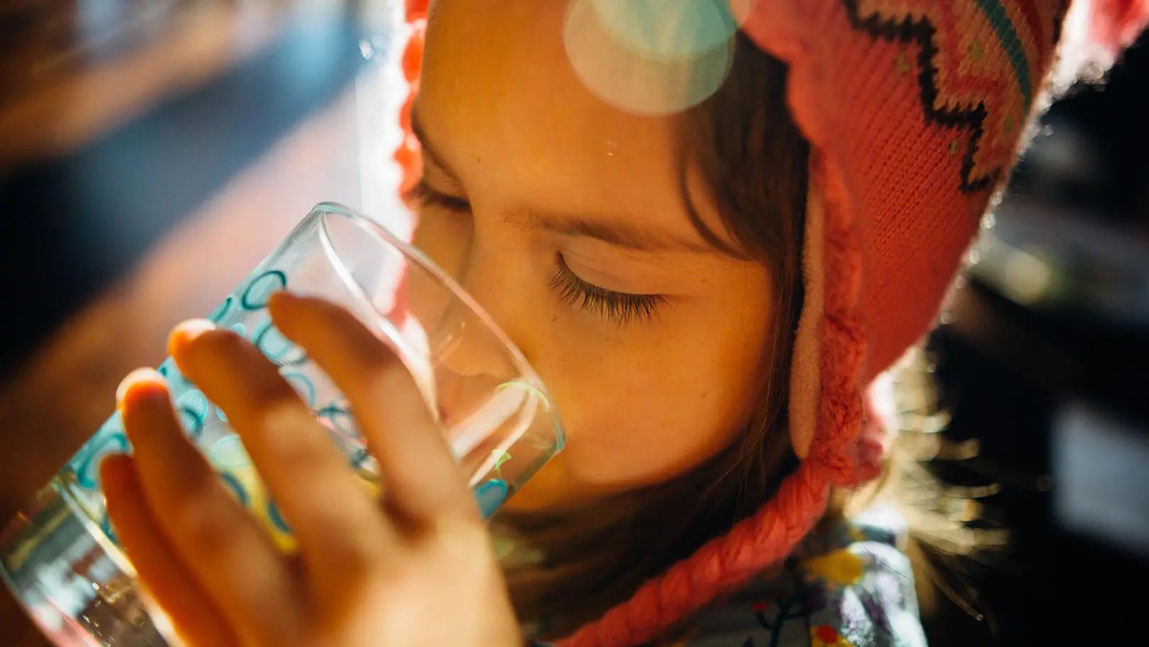 graphene-foam-filtered-water child drinking water