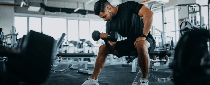 man working out in the gym to lose weight